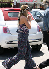 组图：好莱坞名媛妮可-里奇街拍连体裤搭潮包