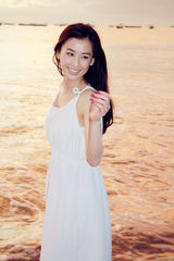 组图：黄圣依优雅纯美登封面 美景佳人美不胜收