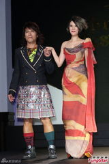 组图：伍佰着及膝裙压轴走秀 杨乃文飘逸相伴