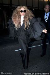 组图：Lady Gaga变母狮 另类泡泡袖西装抢镜