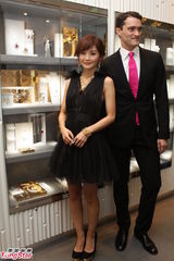 组图：阿Sa(蔡卓妍)黑色小礼服亮相 大方微笑