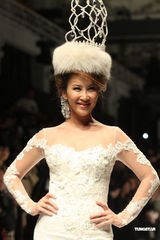 组图：李玟再穿婚纱走秀获献吻 王后造型压轴出场