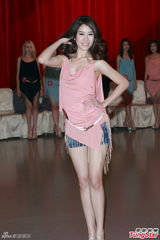 组图：倪晨曦教走猫步 亚姐佳丽奇招突围