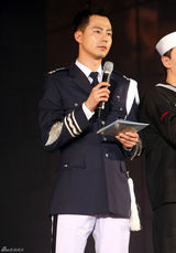 高清组图：众服役艺人参加韩国《演艺士兵演唱会》 