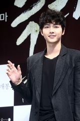 高清组图：韩片《狼族少年》发布宋仲基朴宝英亮相