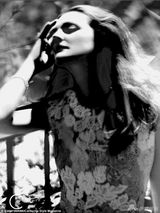 组图：38岁巴里摩尔红唇登杂志 手持鲜花妩媚