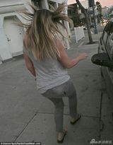 组图：卡戴珊休闲装外出就餐 瘦身成功微笑甜美