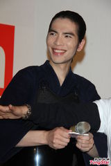 组图：虫虫恐吓案有进展 老萧展现剑击技术