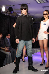 高清组图：萧敬腾献唱珠宝秀 黑超耍酷难掩紧张