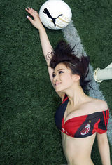 组图：董玥秦子越登杂志封面 性感演绎足球娇娃