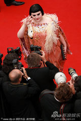 幻灯：《法外之徒》首映 谢丽尔侧面“露肉”秀身材