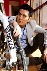 严宽风格写真曝光 变身运动雅痞摩登帅气