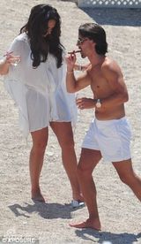 组图：F1总裁千金大婚奢靡派对 吻同性入水走光