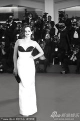 组图：约瑟芬透视装近全裸 和爆乳女星热辣深吻