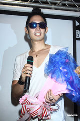 组图：吴建豪新剧巴黎将开镜 寄情工作疗情伤