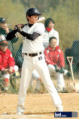 组图：韩星白成铉徐智锡等艺人参加棒球大赛