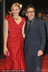 幻灯：本-斯蒂勒《格林伯格》首映 红裙女主角亮丽