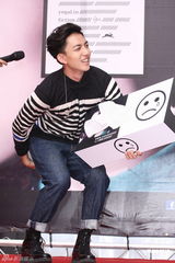 组图：林宥嘉新碟签唱 歌迷顶高温力挺