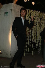 组图：陆川戴立忍曾宝仪等现身张震婚礼