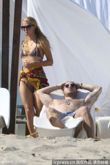 组图：希尔顿条纹比基尼无料可秀 遭爱犬扯裙角