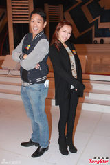 组图：陈智燊亮相拜神仪式 不介意女友性感出镜