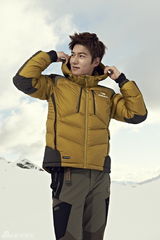 高清图：李敏镐拍广告吃雪堆雪人显天真烂漫