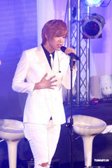 高清：韩国男团“F.CUZ”旋风抵台 两成员带伤上阵