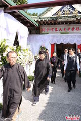 组图：胡瓜母亲告别式 张菲高凌风现身哀悼