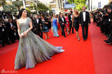 幻灯图：范冰冰亮相戛纳闭幕红毯 长裙显优雅性感