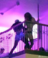 组图：麦莉-塞勒斯夜店High爆 比中指兴奋过头