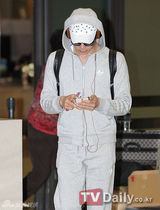 组图：JYJ今日抵韩国 闻噩耗朴有天泪洒机场