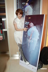 组图：杨丞琳香港会粉丝 预告年底进驻红馆