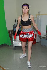 组图：《拳王》记者会 郑嘉颖黄浩然裸上身秀肌肉