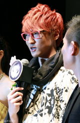 组图：邓家佳娄艺潇秀猫步 郑恺王传君舞艺大增