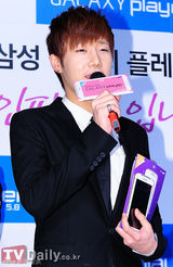 组图：韩团INFINITE参加代言品牌一日售货员活动