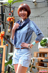 组图：杨谨华清新甜美 短裤亮相秀长腿