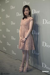 组图：章子怡红裙喜庆气场胜倪妮 李嘉欣深V抢镜