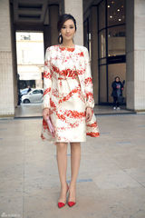 组图：吴佩慈长腿朝圣设计师 兴奋遇到时尚缪思