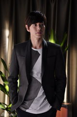 组图：《钱多多》曝朴海镇定妆照 首演职场熟男