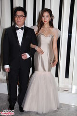 组图：徐子淇香槟色鱼尾裙秀丰满半球