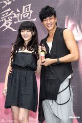 幻灯图：何润东首次担任制作人 大S现身为其庆功 