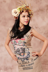 组图：歌手马晓梦新年写真 头戴花环气质典雅