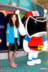 幻灯图：容祖儿热裤彩袜亮相 与吉祥物合影童心未泯