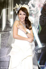 高清：萧亚轩化身纯美新娘 获赠10克拉钻石戒指