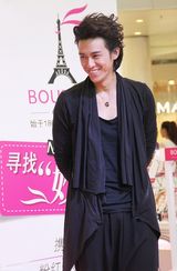 组图：陈楚河帅气亮相时尚活动粉丝热情