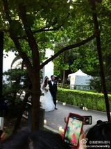 组图：张震大婚献吻娇妻 亲手为新娘提裙摆