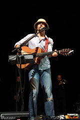 组图：杰森玛耶兹香港开唱 演唱会座无虚席