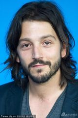 组图：《凯撒查韦斯》发布会 艾美莉卡笑盯镜头