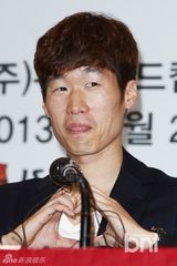 组图：韩球星朴智星公开恋情 爱上美女主播