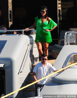 组图：卡戴珊携家人包游艇跳水度假 甘当摄影师